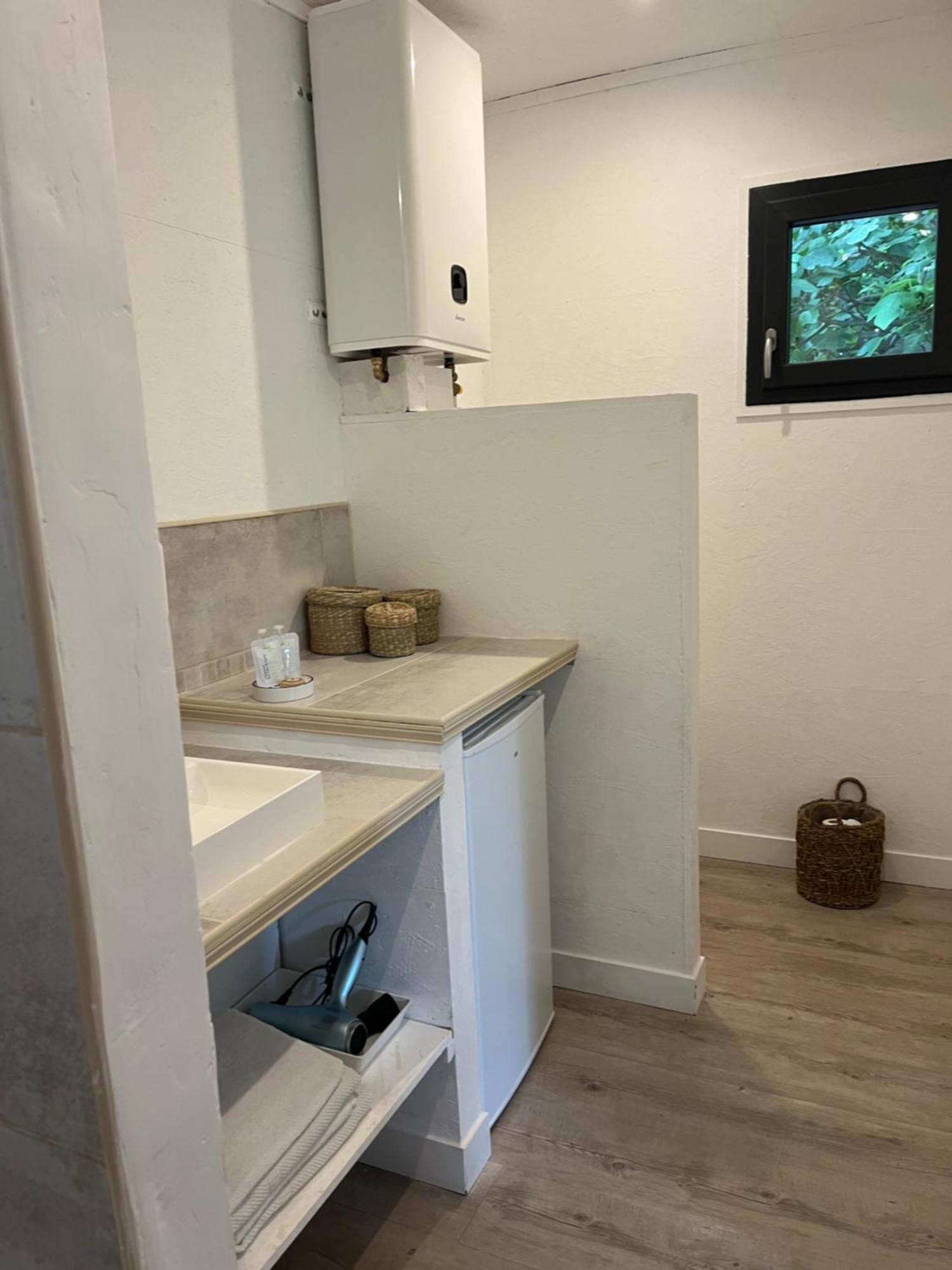 L'Atelier Des Coudelieres Bed & Breakfast Le Thor Exterior photo